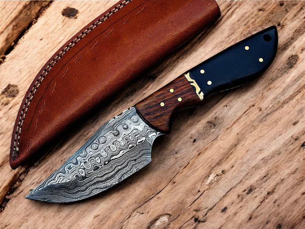 Handmade Damascus Hunting Knife – Rosewood & Epoxy Resin