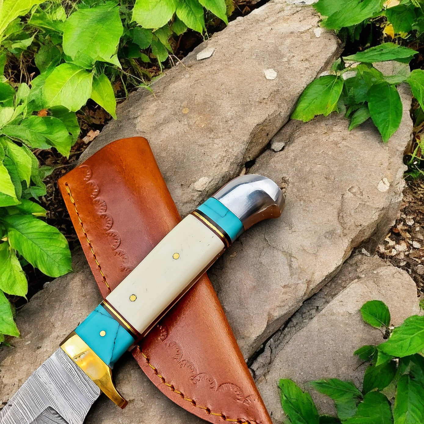 Handmade Damascus Hunting Knife – Turquoise & Bone Handle