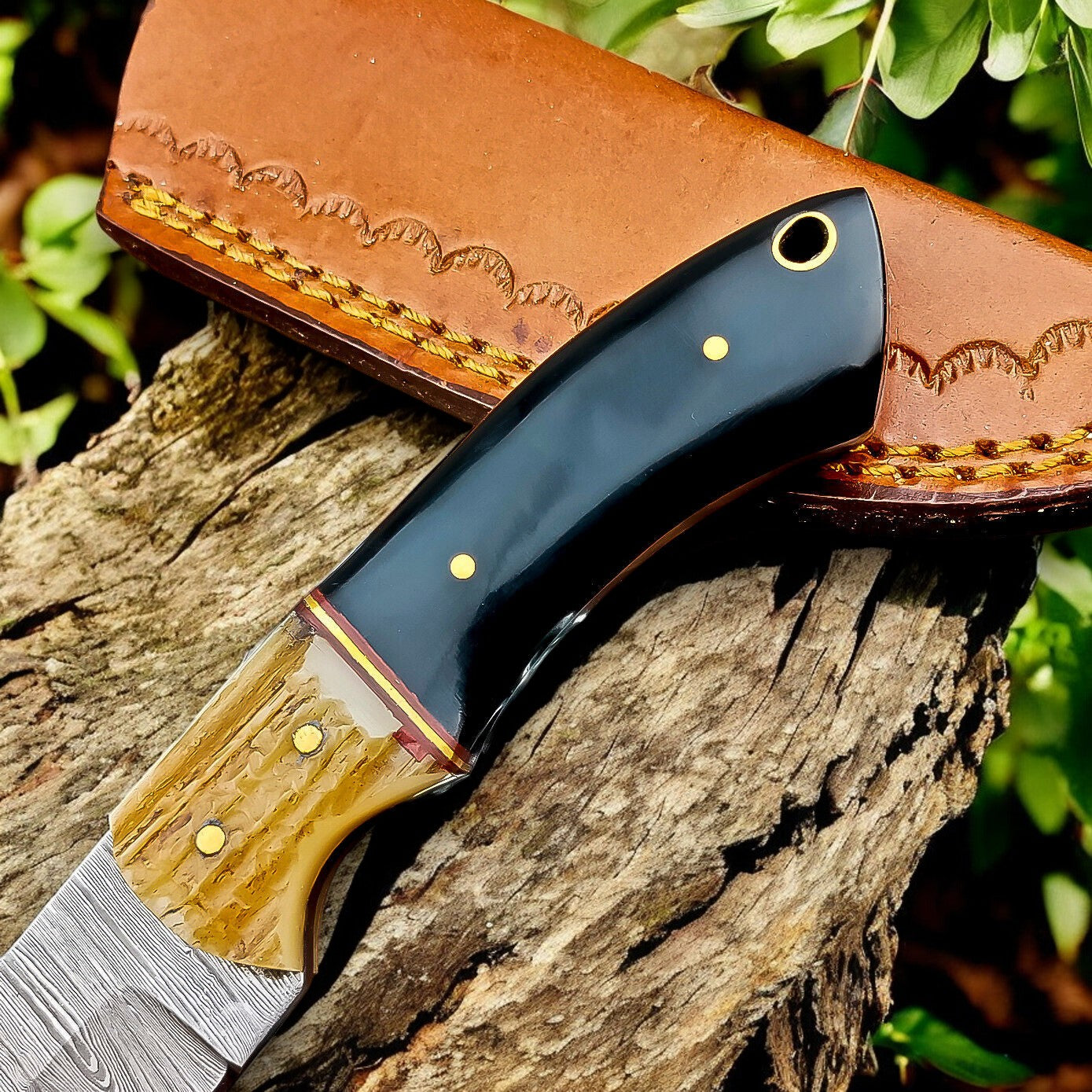 Handmade Damascus Hunting Knife – Buffalo & Antler Horn