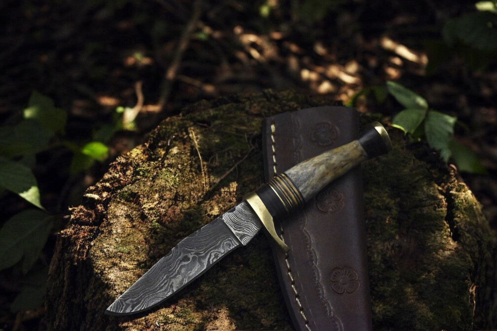 Handmade Damascus Skinning Knife – Antler Horn Handle