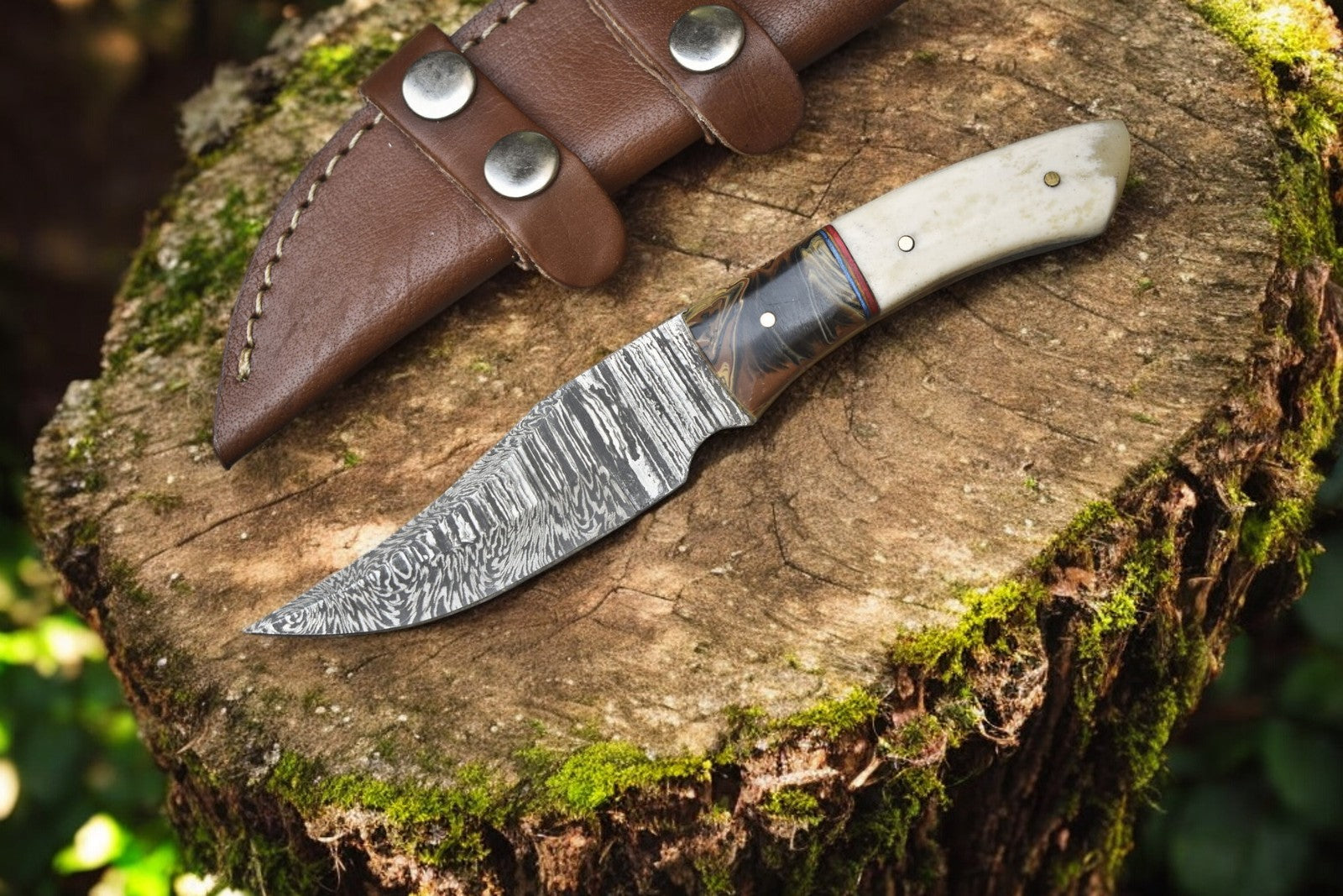Handmade Damascus Skinning Knife – Epoxy Resin & Bone