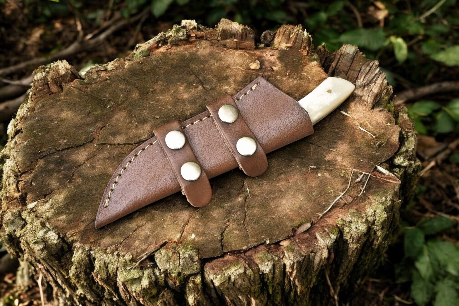 Handmade Damascus Skinning Knife – Epoxy Resin & Bone